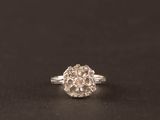 gros plan d'une bague en diamant sur une surface noire