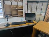 un bureau équipé d'un clavier et d'un écran