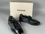 une paire de chaussures noires posée à côté d'une boîte sur une table