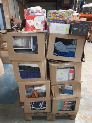 boîtes empilées dans un entrepôt
