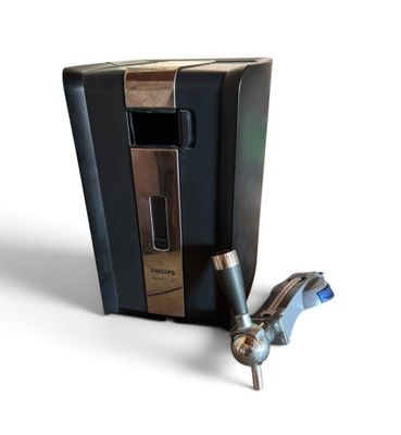 une image représentant un appareil électronique noir et argenté
