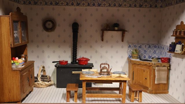 Diorama. Composition miniature, dans une vitrine en bois, vitre e...
