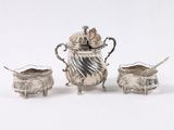 trois pièces de vaisselle, à savoir une théière, une soucoupe et une cuillère