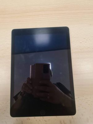 quelqu'un qui se prend en photo dans un miroir avec son téléphone portable