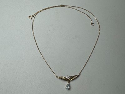 collier plaqué or avec un pendentif en cristal en forme de larme, monté sur une chaîne en or