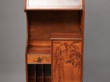 une vieille armoire en bois surmontée d'un miroir