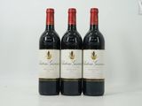 trois bouteilles de vin rouge posées sur une table blanche
