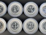 six assiettes bleues et blanches ornées de motifs en noir et blanc