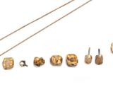 une image représentant une collection de bijoux en or sur fond blanc