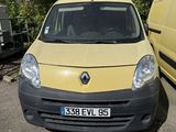 une petite camionnette jaune garée à côté d'une camionnette jaune