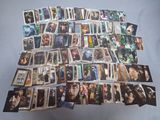 un lot de cartes posées sur une table
