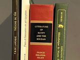 trois livres qui se trouvent côte à côte sur une étagère
