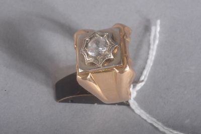 une bague en or surmontée d'un diamant