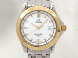 une image montrant un gros plan d'une montre-bracelet au cadran blanc