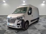 une camionnette blanche garée sur un sol en damier