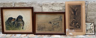 trois tableaux encadrés accrochés à un mur de pierre, à côté d'un mur de pierre