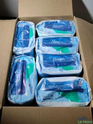 des boîtes remplies de brosses à dents et de dentifrice posées sur une table