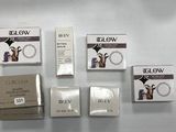 cinq boîtes de produits de maquillage posées sur une surface blanche