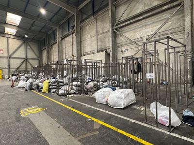 de nombreux sacs de bagages entreposés dans un grand entrepôt