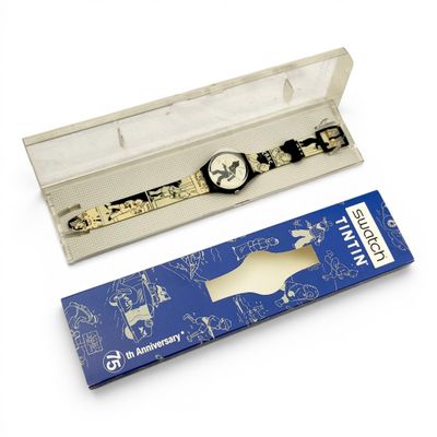 une boîte contenant une montre et un décapsuleur