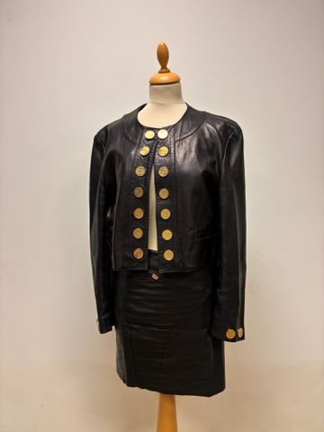 Veste en cuir noir, bouton doré (imitation pièces de 2 francs) et...