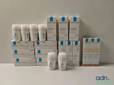Plusieurs boîtes blanches sont empilées les unes sur les autres sur une table