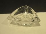 un saladier en verre transparent posé sur une table avec un fond noir