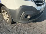 une camionnette blanche garée sur le bord de la route