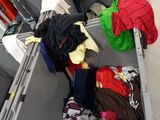 une grande boîte en métal remplie de vêtements et de vêtements