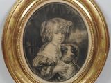 une vieille photo d'une femme tenant un chien dans un cadre doré
