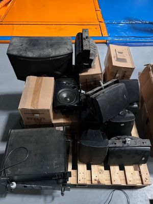 un tas de vieux téléviseurs et d'autres appareils électroniques posés sur une palette