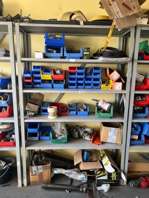 Etagère de stockage métallique et son contenu de visserie/bo…