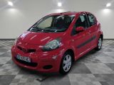 la photo d'une voiture rouge garée dans un garage