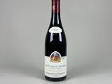 la bouteille de vin rouge est posée sur la table