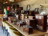 de nombreux meubles anciens posés sur une table dans une pièce