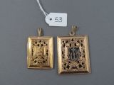 deux pendentifs plaqués or sur lesquels figurent les portraits d'un homme et d'une femme