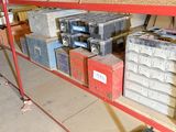 de nombreuses boîtes de piles posées sur une étagère dans un garage