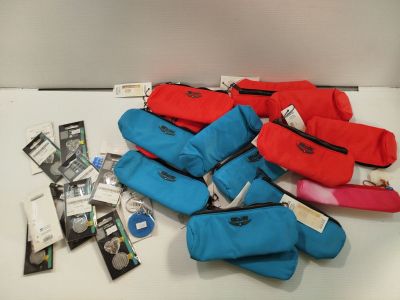 une pile d'objets assortis sur une table