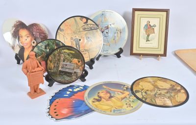 beaucoup d'assiettes et de photos sur une table