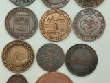 un lot de pièces de monnaie posées sur une table