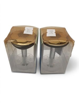 deux boîtes transparentes, chacune munie d'un couvercle doré