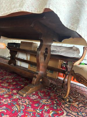 un banc en bois posé sur un tapis