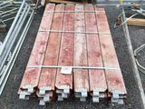 plusieurs pièces de bois sont empilées dans un entrepôt