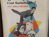 une affiche annonçant un concert, sur laquelle figure un homme à scooter