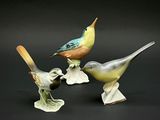 trois figurines d'oiseaux empilées les unes sur les autres