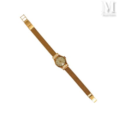 gros plan d'une montre-bracelet sur fond blanc