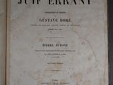 un vieux livre portant un titre, posé sur une table