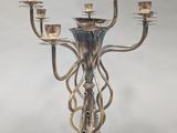 un chandelier en argent à cinq bougies