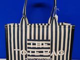 un sac fourre-tout rayé bleu et blanc posé sur une table