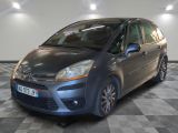la photo d'une petite voiture grise garée dans un garage